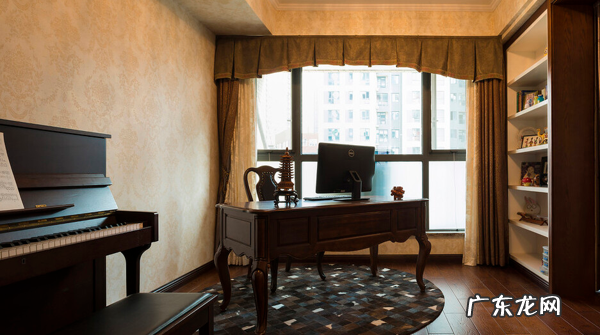 钢琴在家到底应该摆在哪 家里卧室钢琴摆放风水