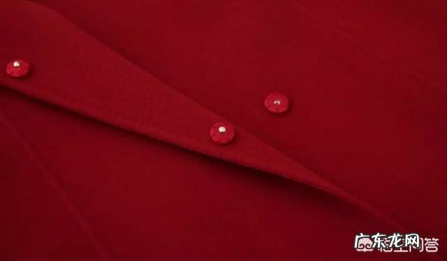 肤色暗的姑娘们选择双面羊绒大衣,如何挑选颜色?