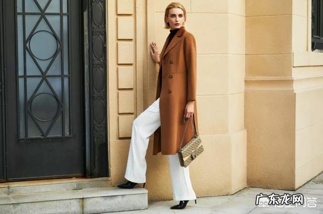 肤色暗的姑娘们选择双面羊绒大衣,如何挑选颜色?