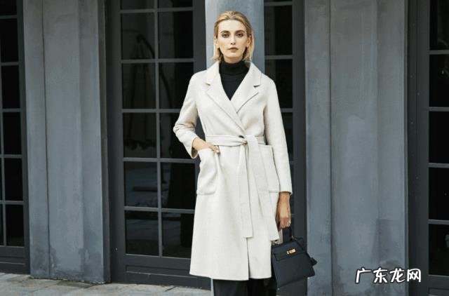 肤色暗的姑娘们选择双面羊绒大衣,如何挑选颜色?