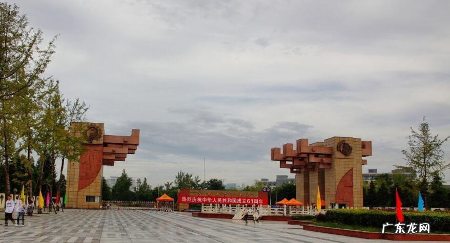 大学封闭式管理可以出校门吗