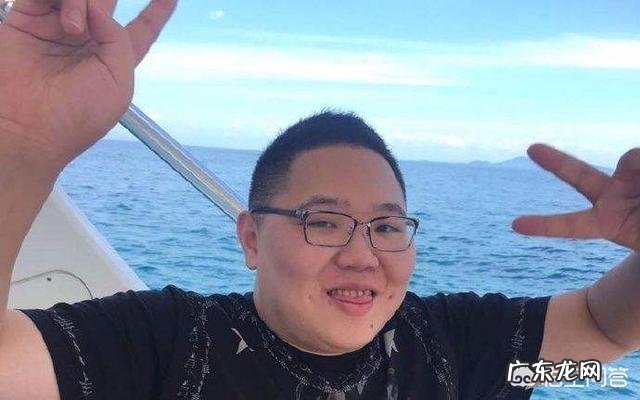 PDD尚未开播先被超管警告,原因是“衣着暴露”,网友调侃骚猪过分了,你有何看法?