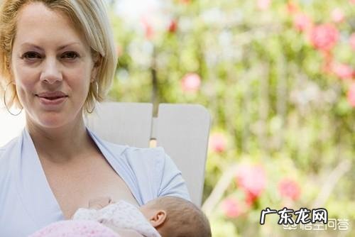 嫂子当着公公、我老公一大家人的面喂奶也不避讳是什么心理?