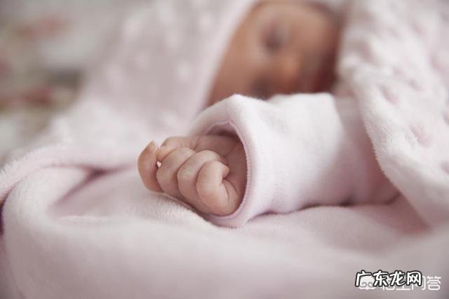 嫂子当着公公、我老公一大家人的面喂奶也不避讳是什么心理?