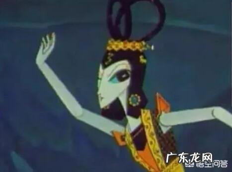 圆脸女生适合直发还是卷发?