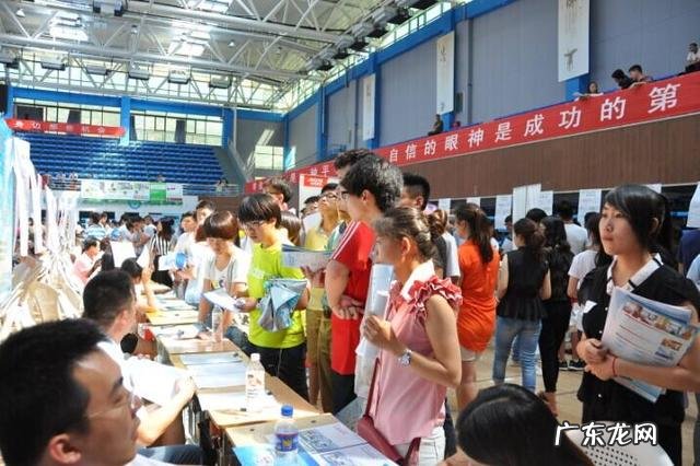 对于应届生来说，校园宣讲会、秋季双选会、校外招聘会、网上招聘，应该如何选择？