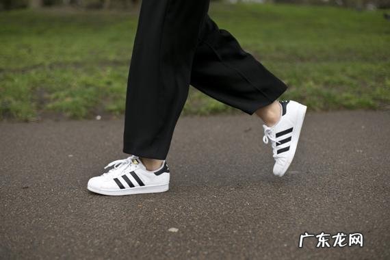 阿迪达斯上的标志是什么意思呢？