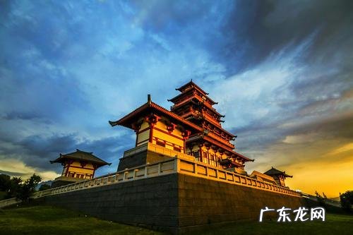 黑云压城城欲摧 黑云压城城欲摧,甲光向日金鳞开