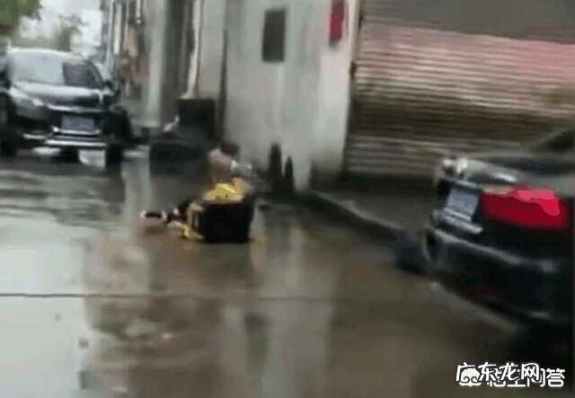 外卖小哥雨中送餐，车被偷了大哭，哭的是生活还是什么？