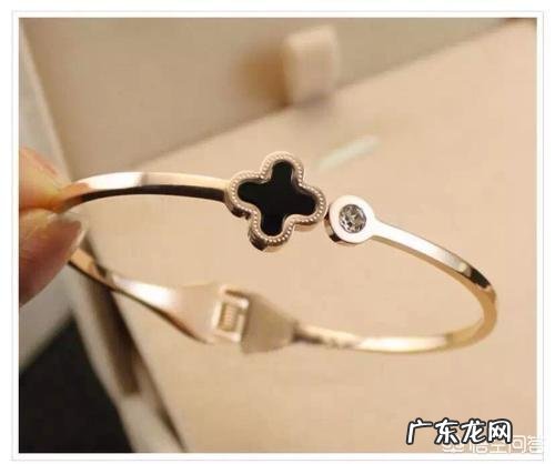 什么样的首饰适合搭配礼服?