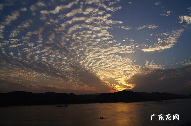 地震云：想让你害怕，只需要一个低级的心理把戏 飞机拉线是怎么回事