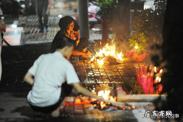 俗语“一怕门前种三树 猫上房顶看风水