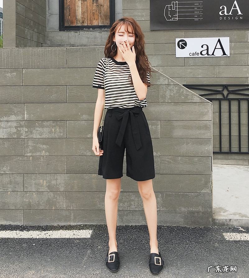 女黑西服五分裤搭配推荐