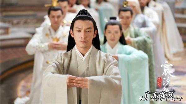 人民网发文批评《宸汐缘》“造型无新意、选角不合适、故事大杂烩”,对此你怎么看?