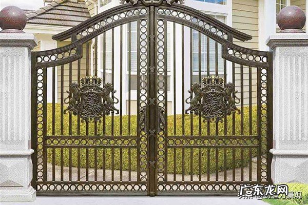 庭院大门颜色是如何影响风水的 家里大门是白色的风水