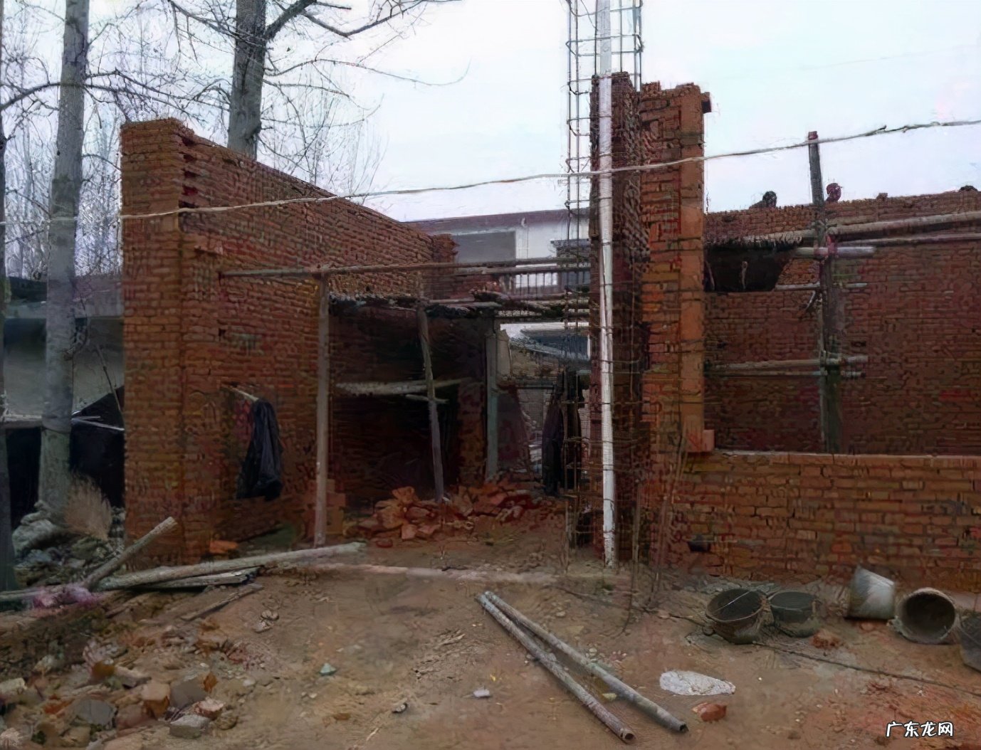 农村俗语“两高夹一低 住宅两边房屋高是什么风水