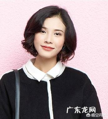 女生发际线高,而且不留刘海,也不能披头、烫头,要扎什么发型比较合适?