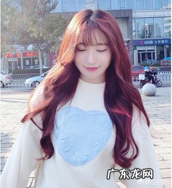 女生发际线高,而且不留刘海,也不能披头、烫头,要扎什么发型比较合适?