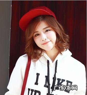 女生发际线高,而且不留刘海,也不能披头、烫头,要扎什么发型比较合适?