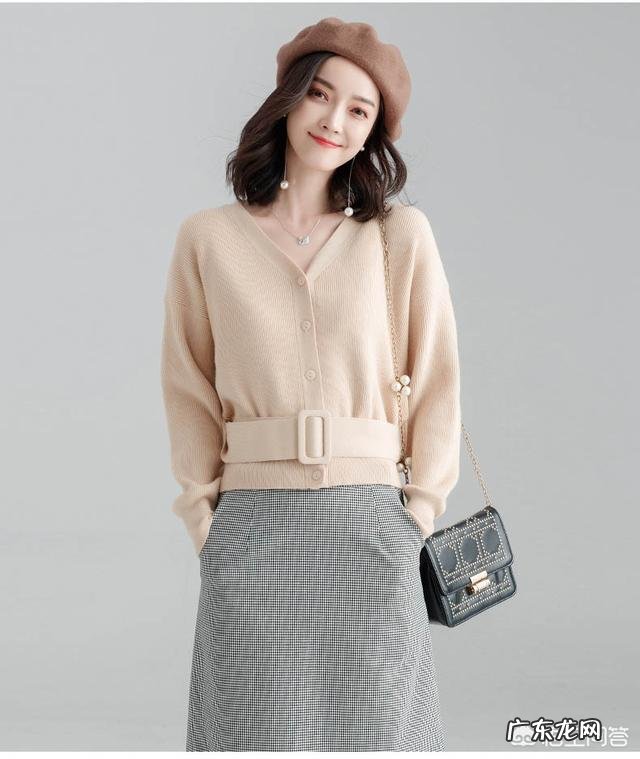 在穿搭上,杏色和什么颜色搭配好看?