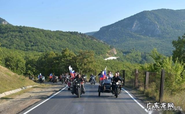 普京开着摩托宣誓克里米亚主权！这是怎么回事？