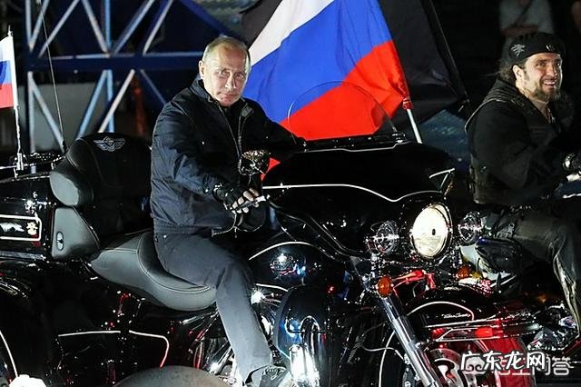 普京开着摩托宣誓克里米亚主权!这是怎么回事?