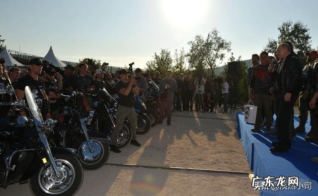 普京开着摩托宣誓克里米亚主权!这是怎么回事?