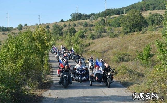 普京开着摩托宣誓克里米亚主权!这是怎么回事?