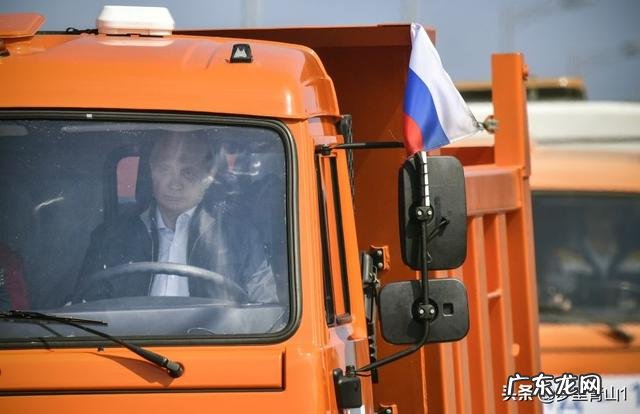 普京开着摩托宣誓克里米亚主权!这是怎么回事?