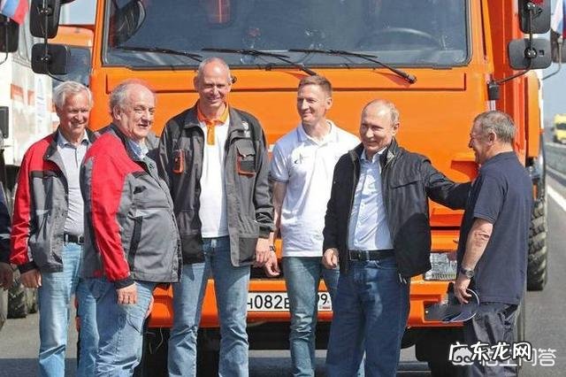 普京开着摩托宣誓克里米亚主权!这是怎么回事?