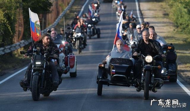 普京开着摩托宣誓克里米亚主权!这是怎么回事?