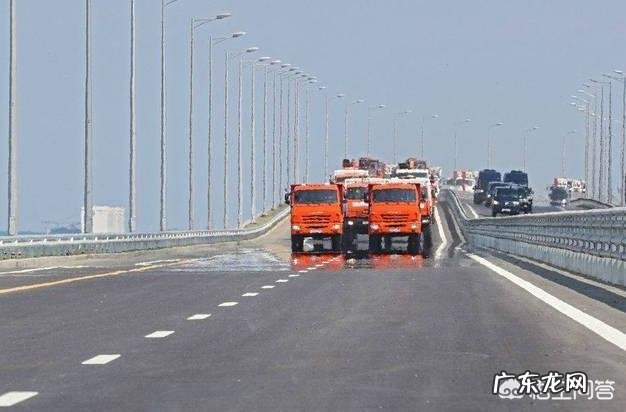 普京开着摩托宣誓克里米亚主权!这是怎么回事?