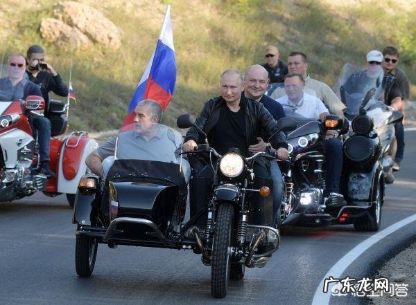 普京开着摩托宣誓克里米亚主权!这是怎么回事?