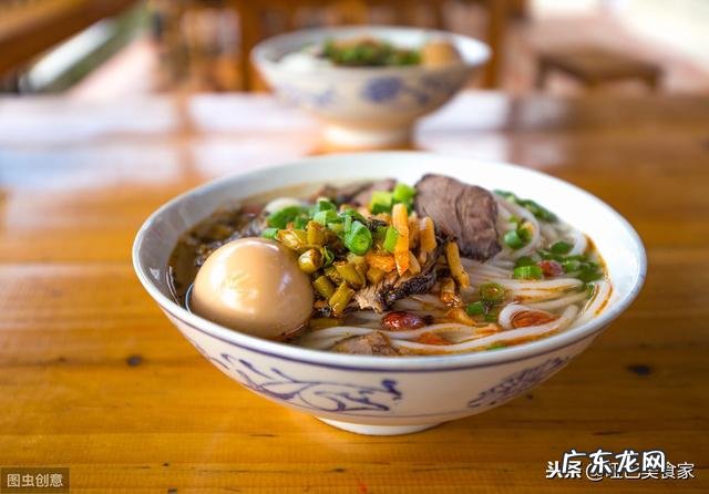 螺蛳粉为什么那么臭,而且螺蛳粉里没有螺蛳?为什么有的人会对它上瘾?