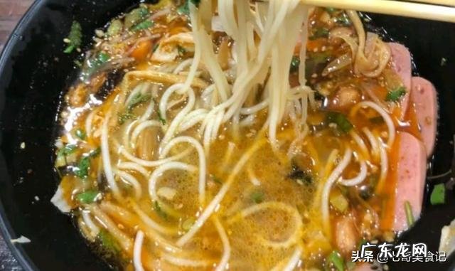 螺蛳粉为什么那么臭，而且螺蛳粉里没有螺蛳？为什么有的人会对它上瘾？