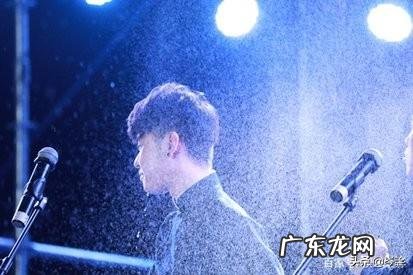 云雷粉七夕专为张云雷设计的壮观七彩3X3X30米雀桥花廊,你怎样评价?