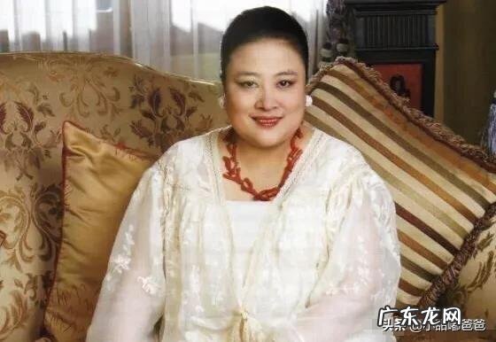 据海外媒体报道,被剥夺“贵妃”称号的诗尼娜可能已经离开泰国,你如何看待此事?