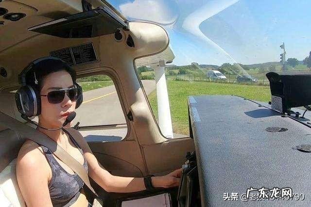 据海外媒体报道,被剥夺“贵妃”称号的诗尼娜可能已经离开泰国,你如何看待此事?