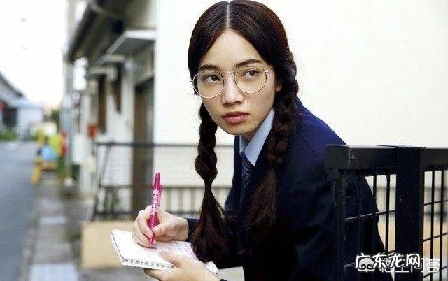 圆脸适合什么形状的眼镜框架？