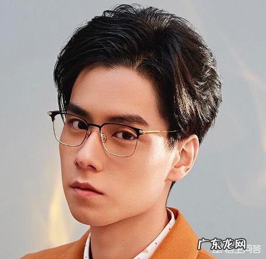 圆脸适合什么形状的眼镜框架?