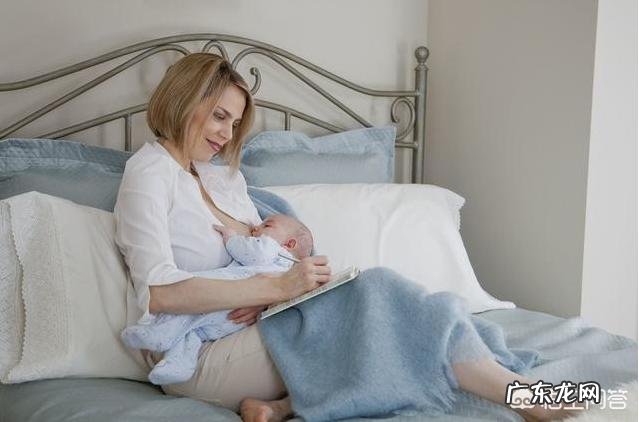 新生宝宝吃一会儿母乳就睡着，是让宝宝继续睡还是弄醒让他吃饱了再睡觉？