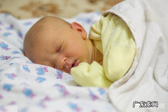 新生宝宝吃一会儿母乳就睡着,是让宝宝继续睡还是弄醒让他吃饱了再睡觉?