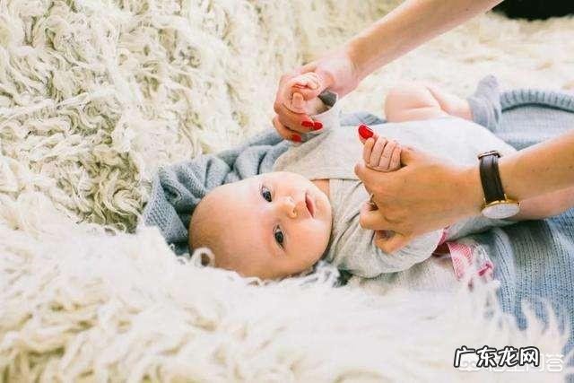 新生宝宝吃一会儿母乳就睡着，是让宝宝继续睡还是弄醒让他吃饱了再睡觉？