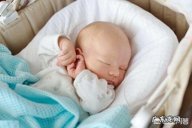 新生宝宝吃一会儿母乳就睡着,是让宝宝继续睡还是弄醒让他吃饱了再睡觉?