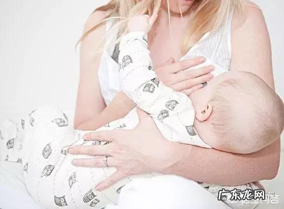 新生宝宝吃一会儿母乳就睡着,是让宝宝继续睡还是弄醒让他吃饱了再睡觉?