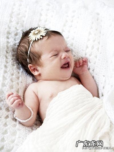 新生宝宝吃一会儿母乳就睡着，是让宝宝继续睡还是弄醒让他吃饱了再睡觉？