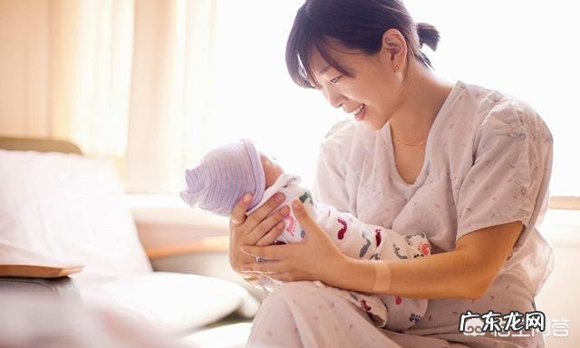 新生宝宝吃一会儿母乳就睡着,是让宝宝继续睡还是弄醒让他吃饱了再睡觉?