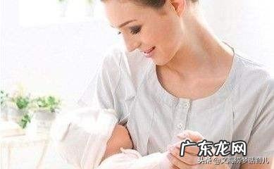 新生宝宝吃一会儿母乳就睡着，是让宝宝继续睡还是弄醒让他吃饱了再睡觉？