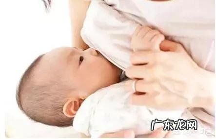 新生宝宝吃一会儿母乳就睡着,是让宝宝继续睡还是弄醒让他吃饱了再睡觉?