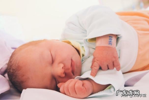 新生宝宝吃一会儿母乳就睡着,是让宝宝继续睡还是弄醒让他吃饱了再睡觉?